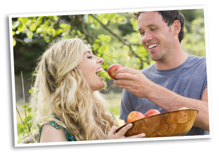 Happy couple eating apples